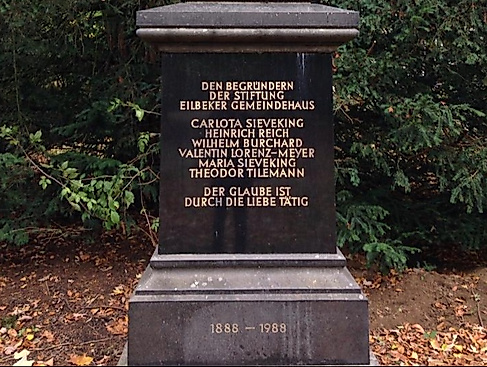 Die Inschrift des Stiftersteins im Jacobipark