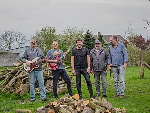The Earthnuts - Bandfoto auf der Wiese