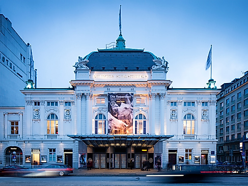 Deutsches Schauspielhaus bei Dämmerung