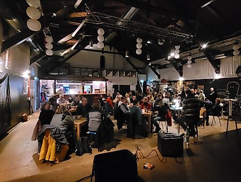 unser Saal voller Spielerinnen und Spielern