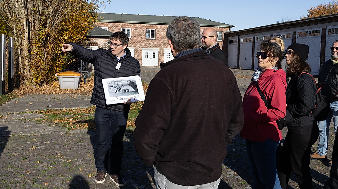 Vor den ehemaligen SS-Garagen