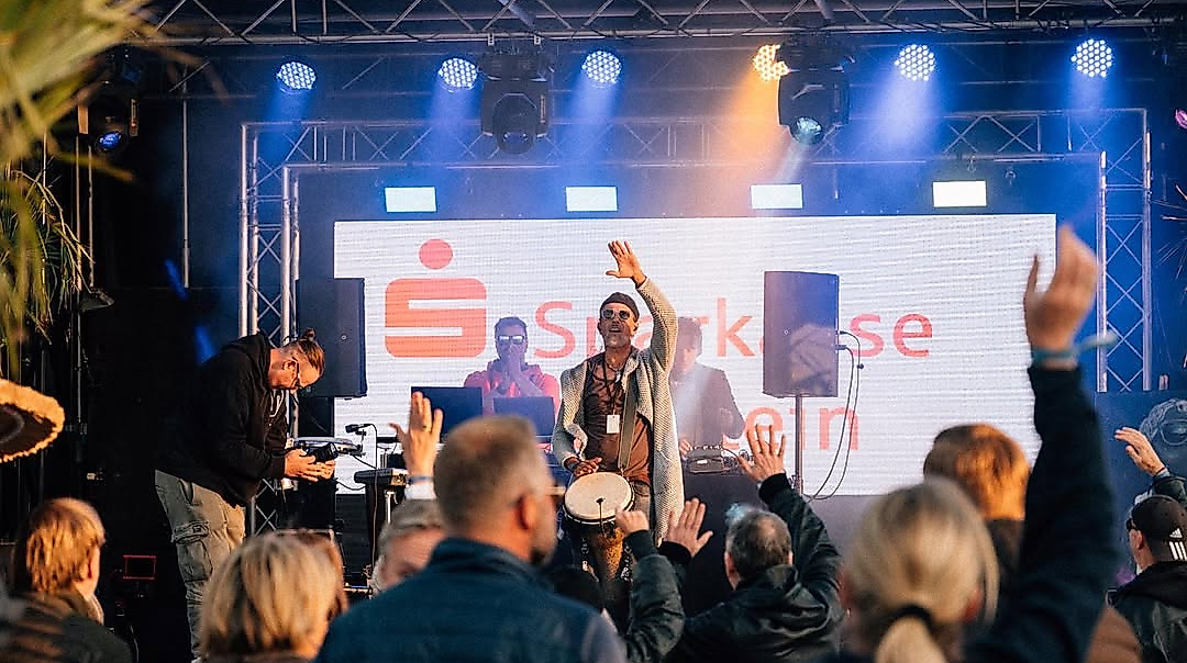 Unvergessliche Festival-Stimmung bei der Charity-Veranstaltung HAFFleev in Scharbeutz – tanzende Menschen vor der Bühne und mitreißende Live-Party unter freiem Himmel.