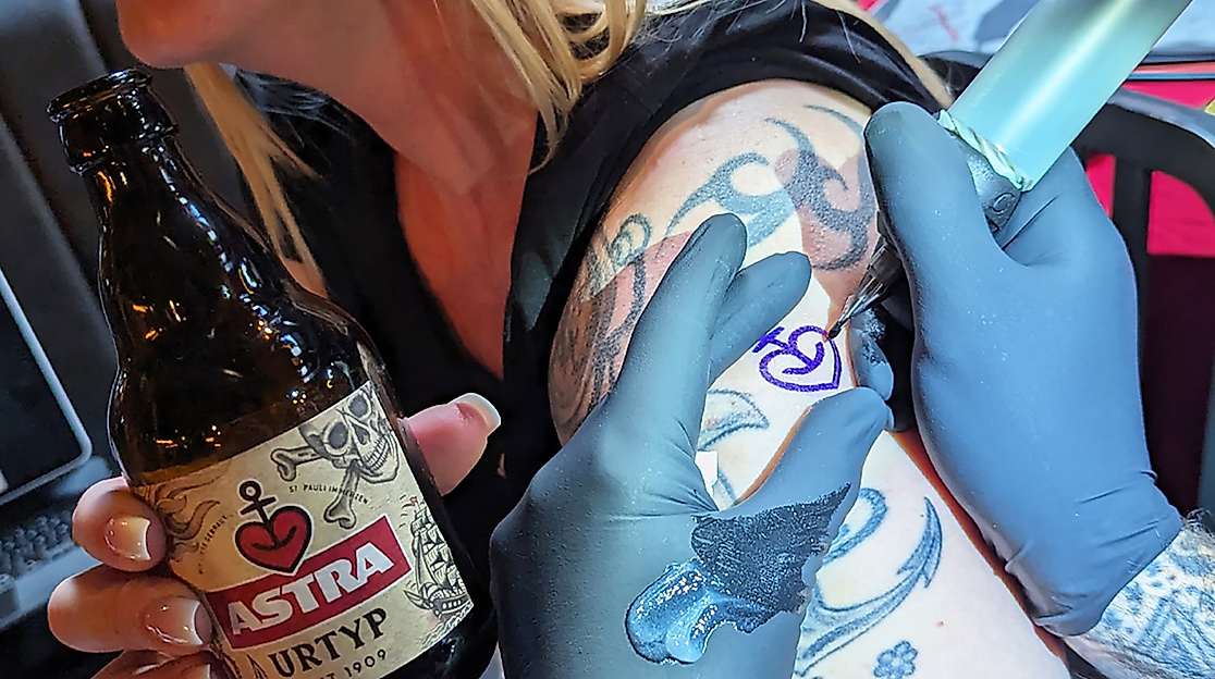 Frau Tattoo quer gross
