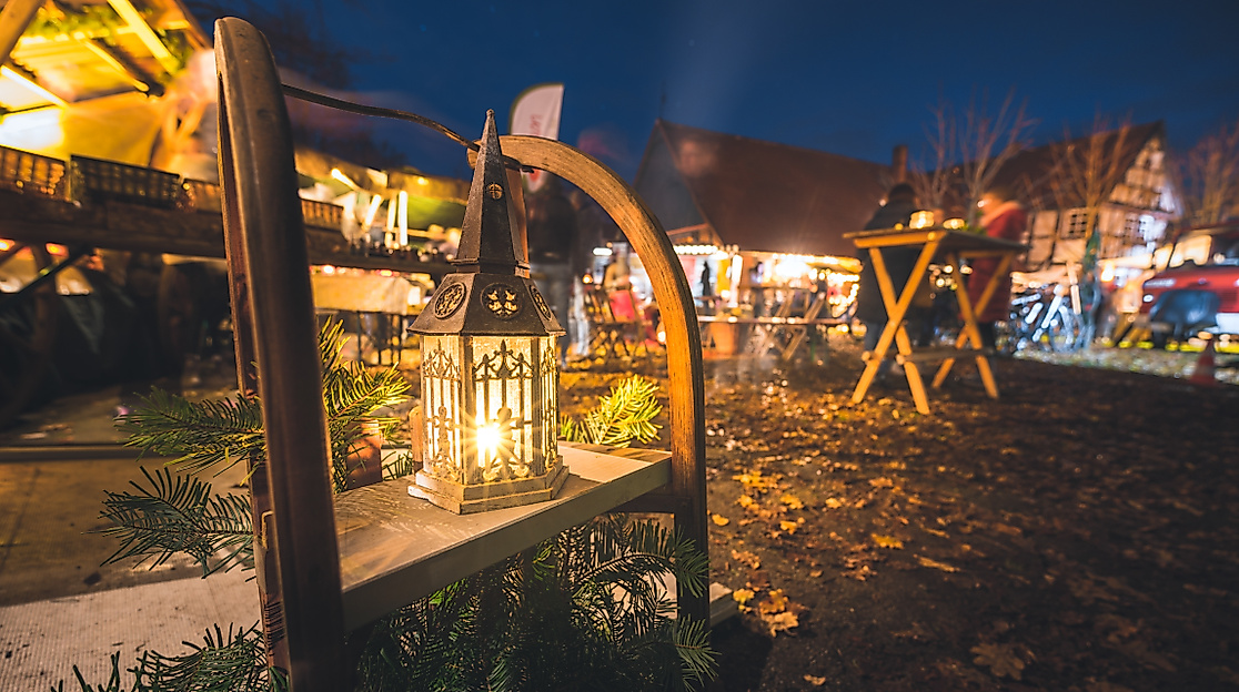 Nacht-Weihnachtsmarkt auf dem Antikhof