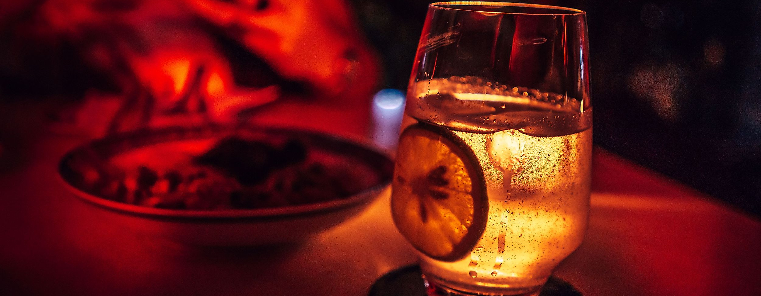 familieneck-bar-nachtleben-c-unsplash-ryan-tang