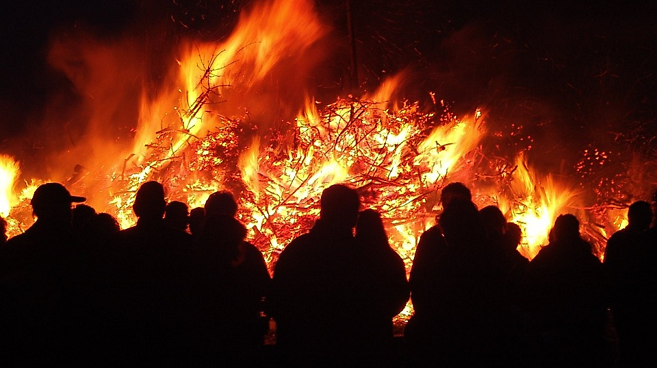 Traditionelles Osterfeuer in Hechthausen