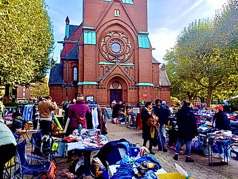 Flohmarkt auf dem Kirchplatz