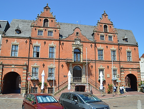 Historisches Backsteingebäude mit Giebeln