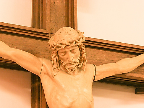 Jesus am Kreuz i. Stadtkirche St. Peter