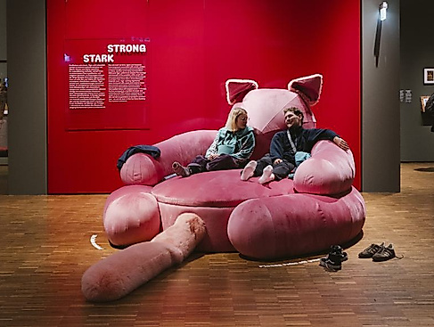 Katzensofa in der Ausstellung KATZEN!