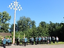 Gottesdienst mit der Schützengilde unter den Eichen am Schützenhaus mit Pastor i.R. Mehnert und dem Posaunenchor