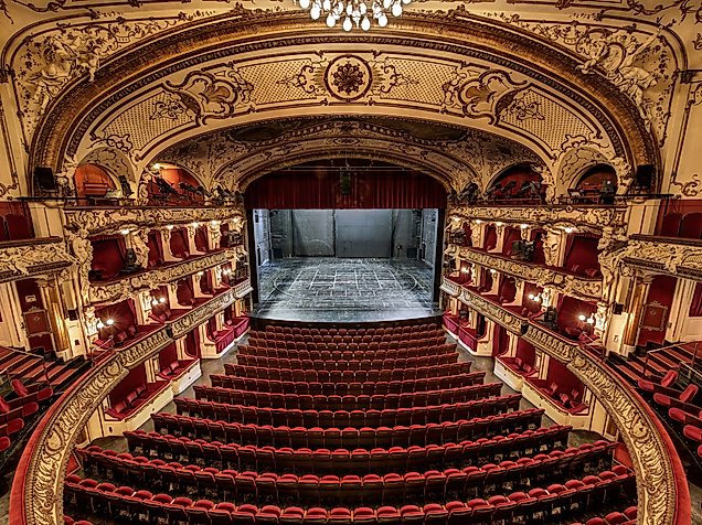 Blick von oben in den prunkvollen Theatersaal des Deutschen Schauspielhauses Hamburg mit Blick auf die Bühne.