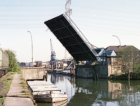 Klappbrücke Nartenstrasse (1981) im Harburger Hafen | Foto: B.Wiesmüller/Geschichtswerkstatt Harburg