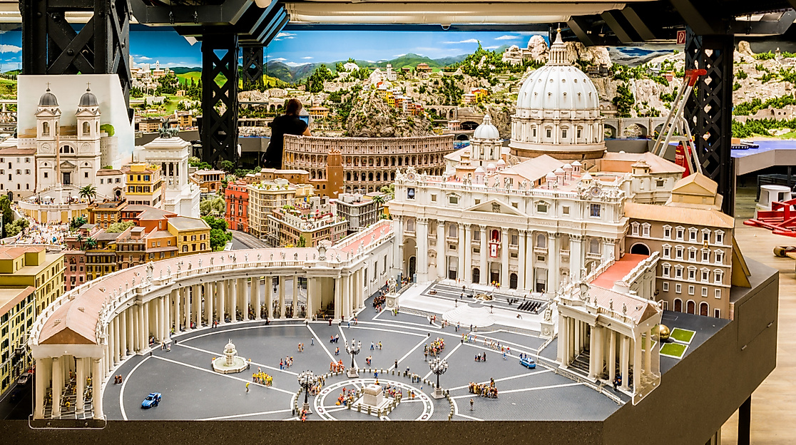 Modell des Petersplatzes mit Petersdom im Italienabschnitt des Miniatur Wunderlands in Hamburg