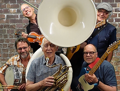 Musikergruppe vor Backsteinmauer