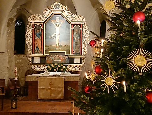 Weihnachtsbaum am Altar der Kirche Alt-Rahlstedt