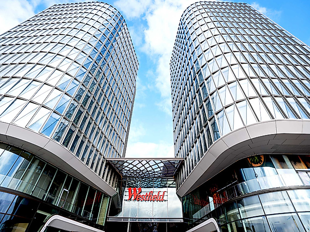 Zwei moderne Glastürme flankieren den Eingang zum Westfield Überseequartier in der Hamburger HafenCity