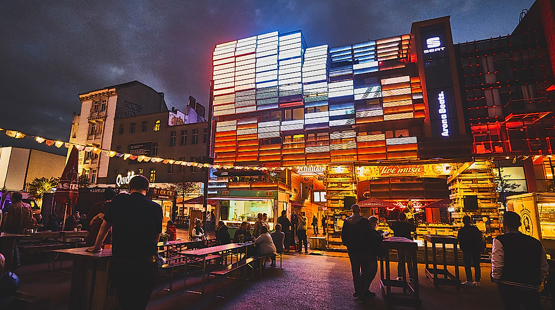 Klubhaus am Spielbudenplatz bei Nacht in orange/roten Lichtern