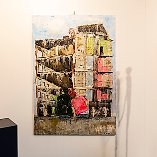 Gemälde und Skulpturen in einer Ausstellung im Atelierhaus 23 in Hamburg-Wilhelmsburg vor weißer Galeriewand