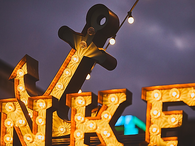 Leuchtbuchstaben „NKF“ mit großer Anker-Skulptur und Lichterkette auf dem Spielbudenplatz bei Nacht