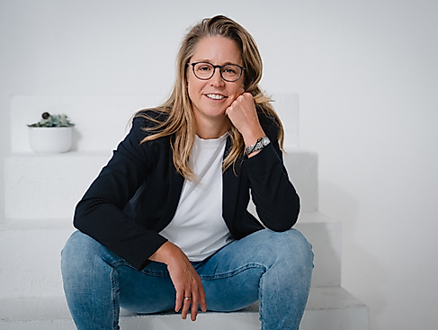 Aline M. Breiter – Teamgestalterin &amp; Business Coach. Sie begleitet Führungspersönlichkeiten und Teams dabei, über Persönlichkeitsarbeit, Rollenbewusstsein und wirksame Zusammenarbeit mehr Klarheit und Orientierung zu gewinnen.