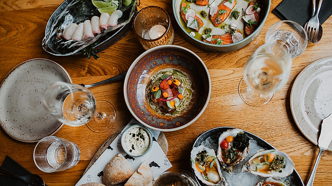 Frischer Seafood-Mix auf rustikalem Holztisch im Restaurant Pesca im Westfield Überseequartier Hamburg