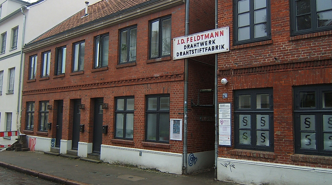 Die denkmalgeschützten Vorderhäuser in der Zeißstraße 28 mit Durchgang zum Stadtteilarchiv Ottensen, 2016
