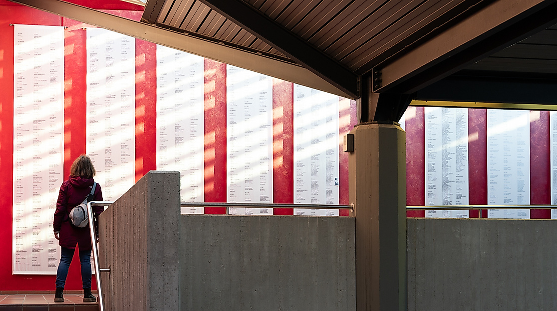 Auf Wänden geschrieben: Die Namen der Opfer.