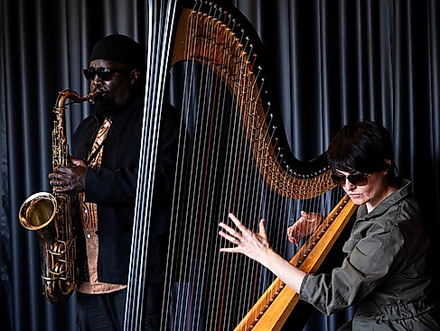 Alina Bzhezhinska & Tony Kofi / Moisés P. Sánchez