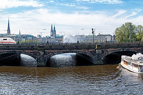 Panoramablick auf die Kennedybrücke in Hamburg mit Alsterbooten und Skyline im Hintergrund