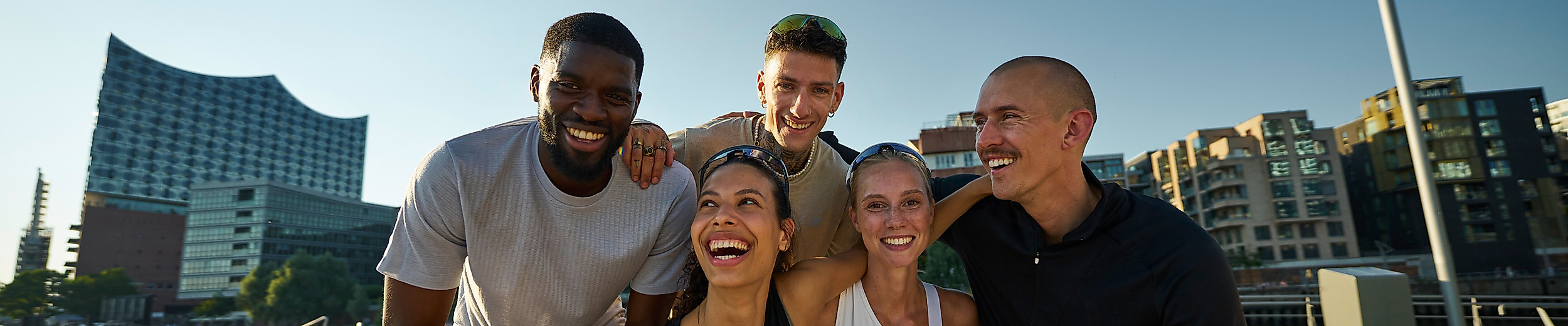 Eine Gruppe von 5 jungen Erwachsenen posiert vor der Elbphilharmonie.