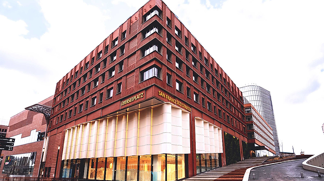 Moderne Backsteinarchitektur mit Geschäften im Westfield Überseequartier in der Hamburger HafenCity