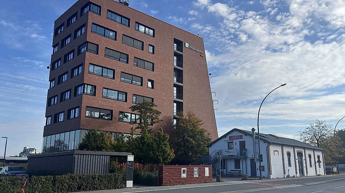 Binnenhafen, die historische Fischhalle und das neue Fraunhofer Center
