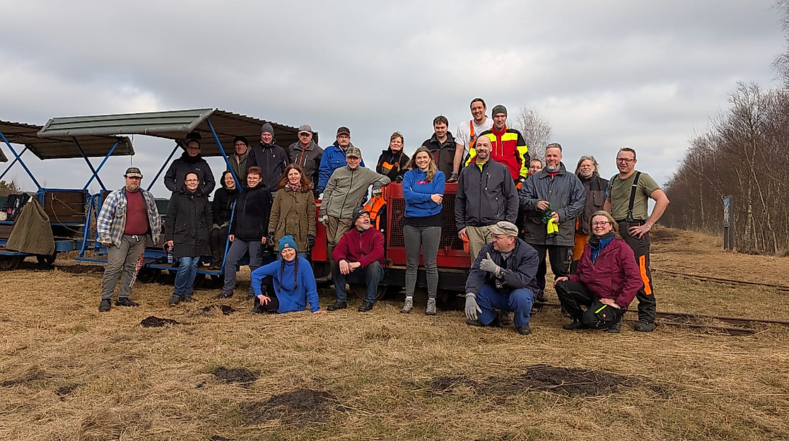 Gruppenbild vor der Torfbahn