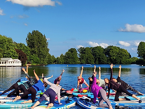 In idyllischer Umgebung mit Blick auf grüne Uferlandschaften und unter freiem Himmel verbinden wir Balance, Bewegung und Entspannung. Perfekt für alle, die Yoga und Natur lieben – Vorkenntnisse sind nicht erforderlich.