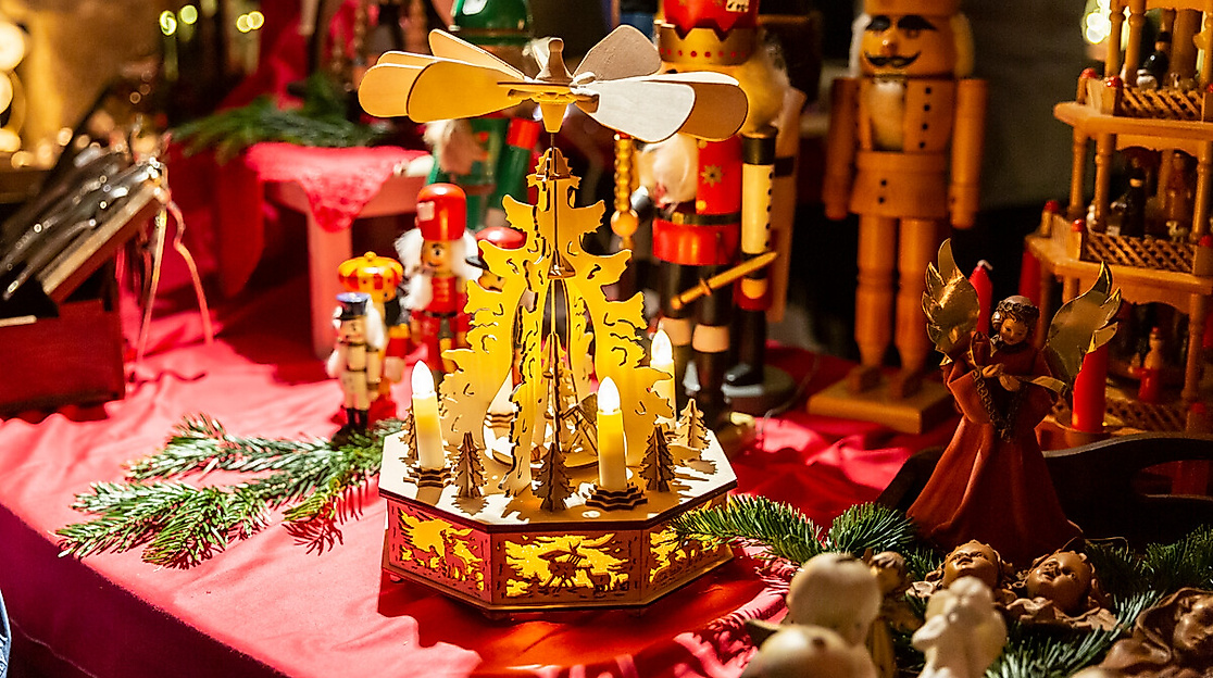 Weihnachtsdekoration auf dem Weihnachtsmarkt