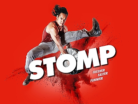 Stomp Titelmotiv. Eine tanzende Person springt mit gestreckten Beinen in die Luft und schlägt zwei Platten gegeneinander. Unter ihr steht »Stomp« in Großbuchstaben und mit dem Untertitel "Fresher, Faster, Funnier".