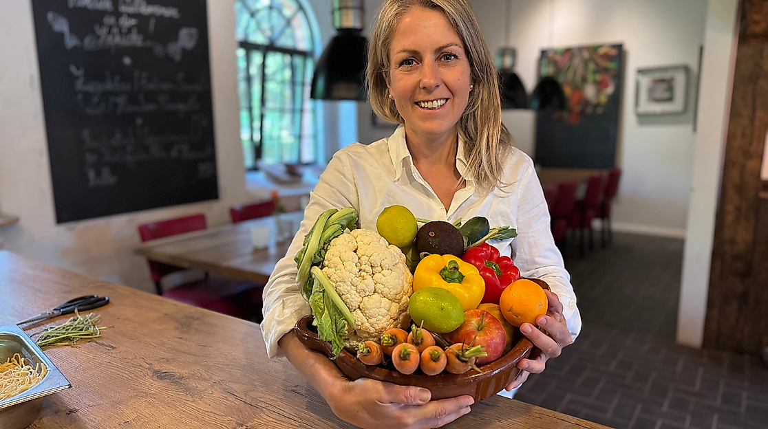 Initiatorin Caroline von Schwerin mit Gemüsekorb