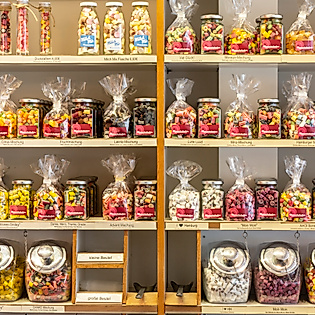 Regale im Bonscheladen Ottensen mit bunten handgemachten Bonbons in Gläsern und Tüten