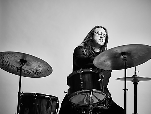 Schlagzeuger im Studio