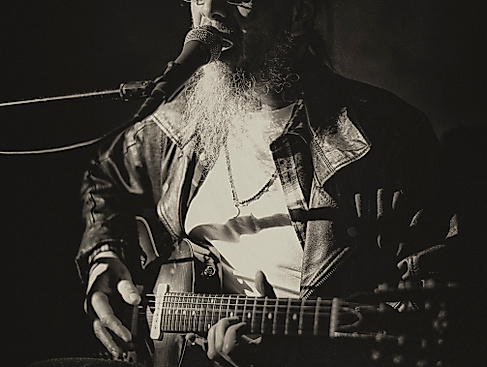 Henning Pertiet plays The Retired Hobo - Blues!