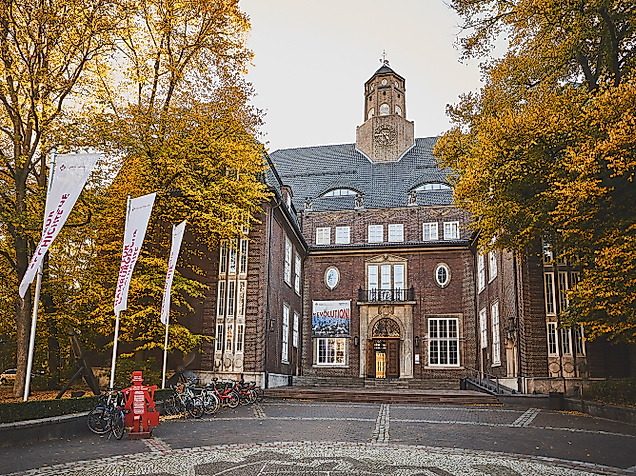 Außenansicht des Museums für Hamburgische Geschichte im Herbst, eingerahmt von bunt gefärbten Bäumen