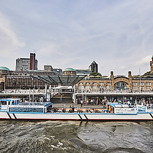Galerie_Landungsbruecken_Wasserseite_C-ThisIsJulia-Photography (2).jpg