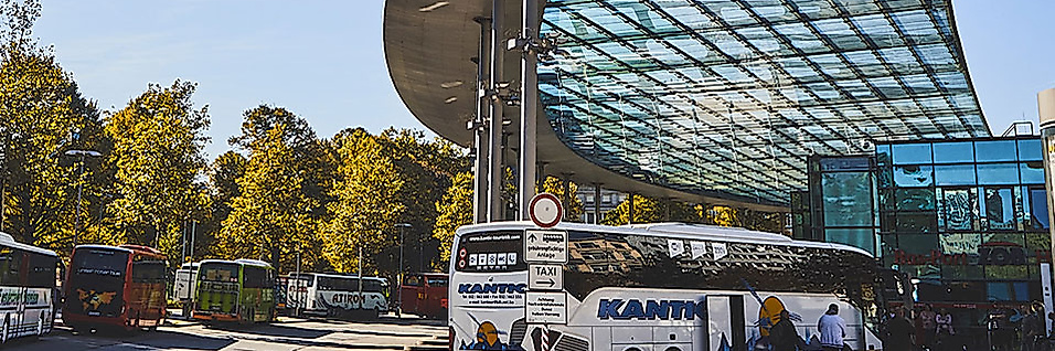 ZOB Hamburg bei Sonne umgeben von Bäumen