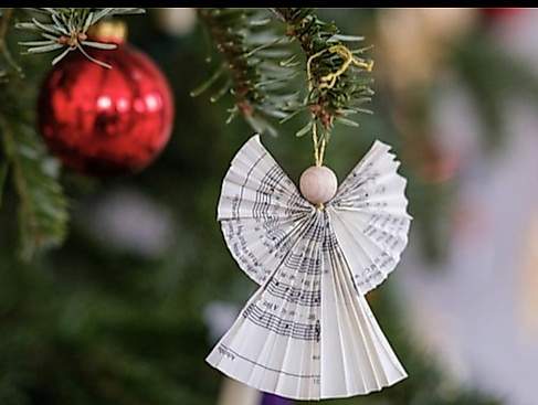 Papierengel aus Notenblatt am Weihnachtsbaum