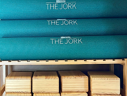 Yoga bei THE JORK – Deine Barfußoase der Achtsamkeit HerrenYoga mit Nikolaj