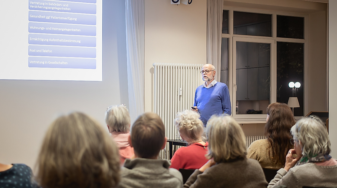 Rechtsanwalt Klaus Jakobsmeyer beim Vortrag im Hamburg Leuchtfeuer Lotsenhaus.