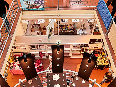 Ansicht der Adventsmesse von der oberen Galerie aus.