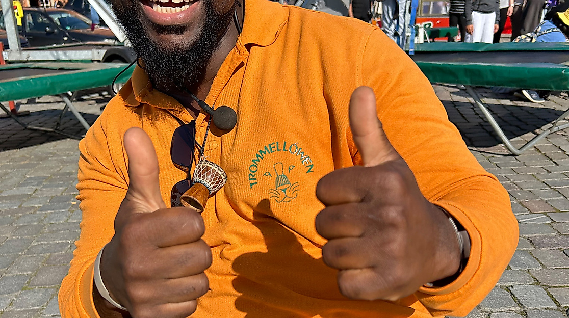 Fröhlicher Trommellöwe auf dem Marktfest
