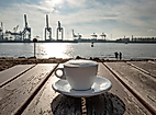 Kaffee am Hamburger Hafen mit Blick auf Elbe